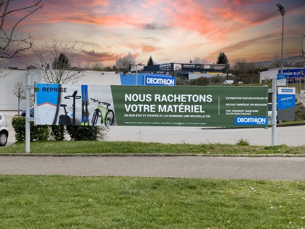 Système BachUp installé devant un magasin Decathlon Besançon pour campagne de reprise de matériel sportif