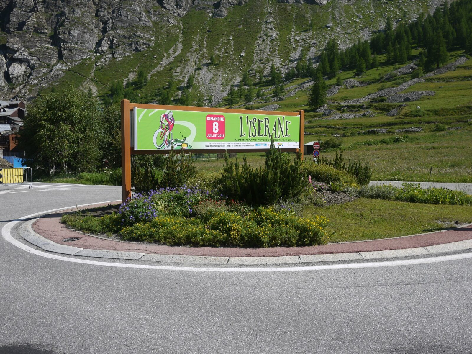 Toile tendue BachUp entre poteaux, support publicitaire extérieur efficace, visibilité signalétique.