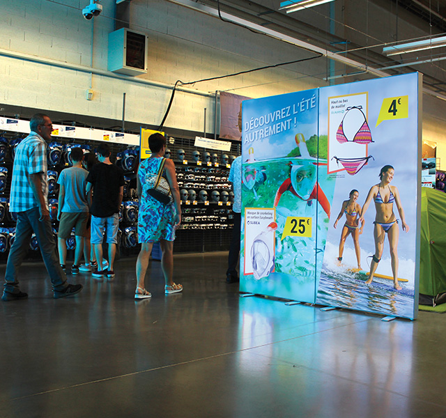 FrameUp publicité Decathlon intérieure grand format, affichage retail lumineux.