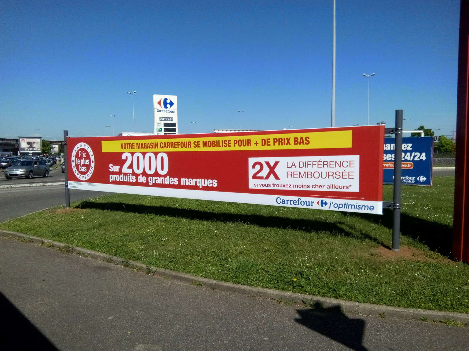 Vaulx en Velin BachUp BachUp publicité Carrefour sur toile tendue extérieure, affichage promo.