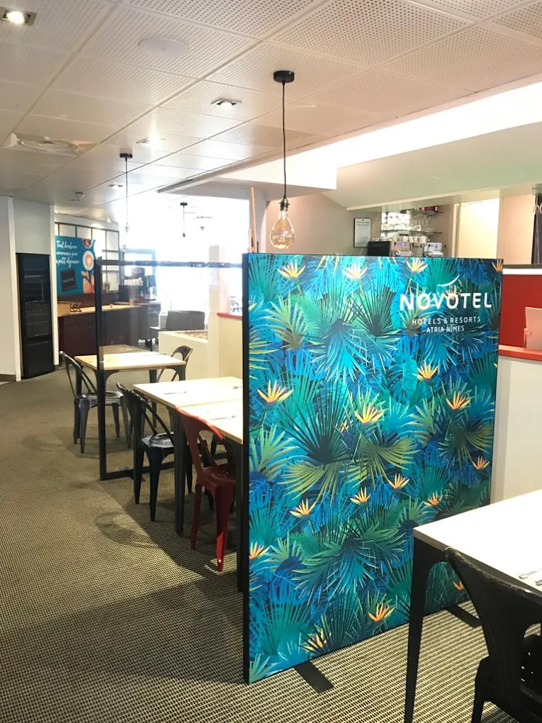 FrameUp publicité Novotel sur panneau intérieur, support toile tendue encadrée, communication hôtel et restauration.